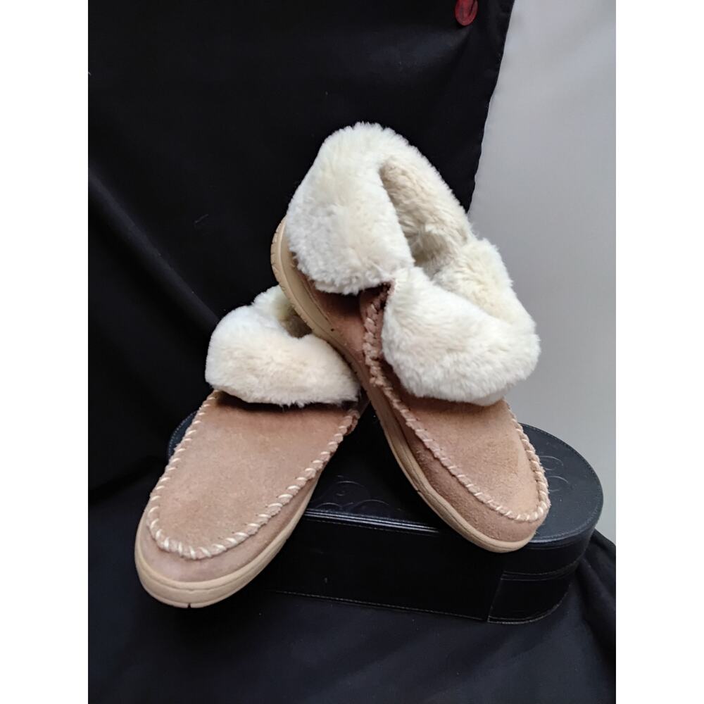 Minnetonka Ladies Super Soft Tan Slippers with fur trim Size 8